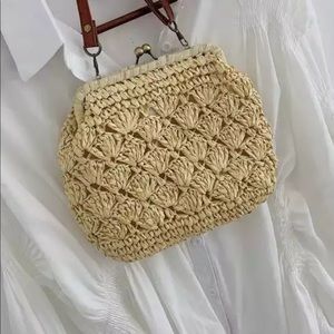 Straw rattan crossbody. Beige
